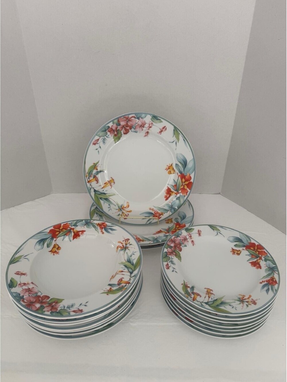 Christopher Stuart “Portico” Pattern – 17‑Piece Fine China Set